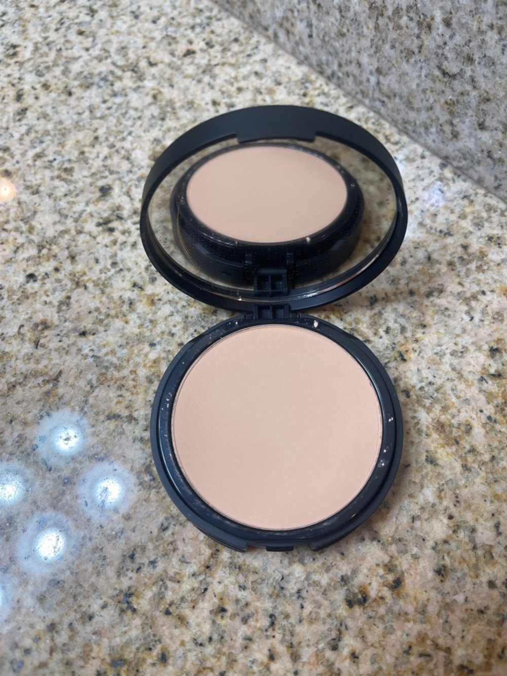 Bare Minerals BAREPRO® 24HR SKIN-PERFECTING POWDER FOUNDATION in Light 22 Cool